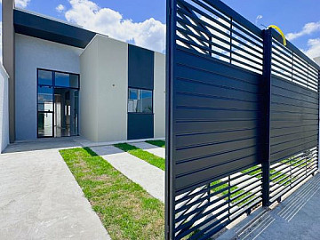 Casa com 3/4 sendo uma su�te, Pr�x. � Av. Art�mia Pires
